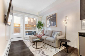 Chic apartment/Private Office 60 inch Smart TV